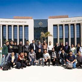 طلاب أمام مبنى الجامعة