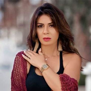 نجلاء بدر بإطلالة جريئة