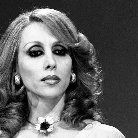 هدى حداد بإطلالة رسمية بالأبيض والأسود