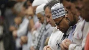"المساجد تؤدي صلاة الخسوف مع ظهور القمر الدموي"