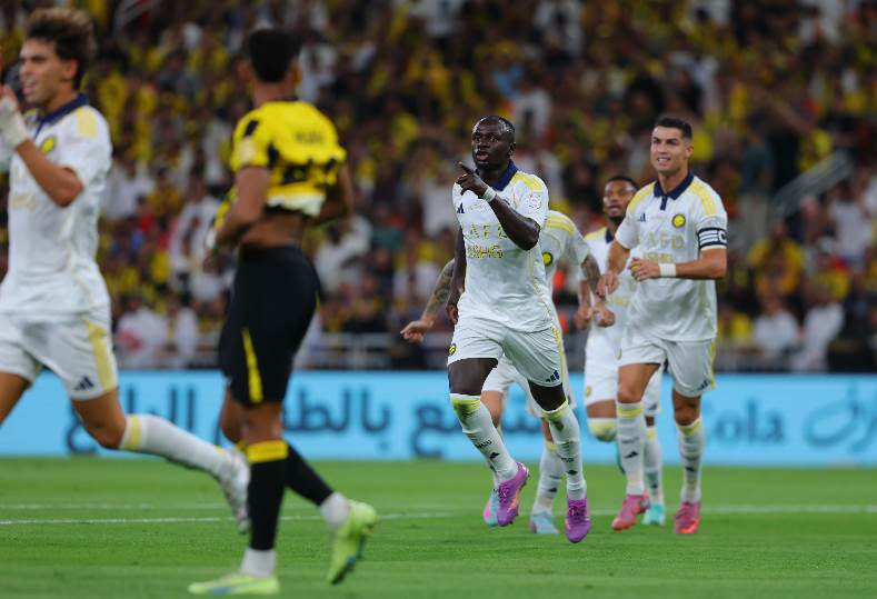 النصر يضرب الاتحاد بثنائية رونالدو وماني وينفرد بصدارة الدوري السعودي