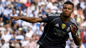 "ريال مدريد يحسم القمة أمام ريال سوسيداد بثنائية مثيرة لمبابي وجولر وسط جدل تحكيمي"
