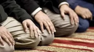 "المساجد تؤدي صلاة الخسوف مع ظهور القمر الدموي"