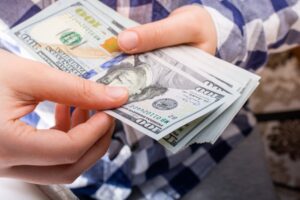 "سعر الدولار اليوم أمام الجنيه المصري.. استقرار حذر يسبق موجة جديدة"
