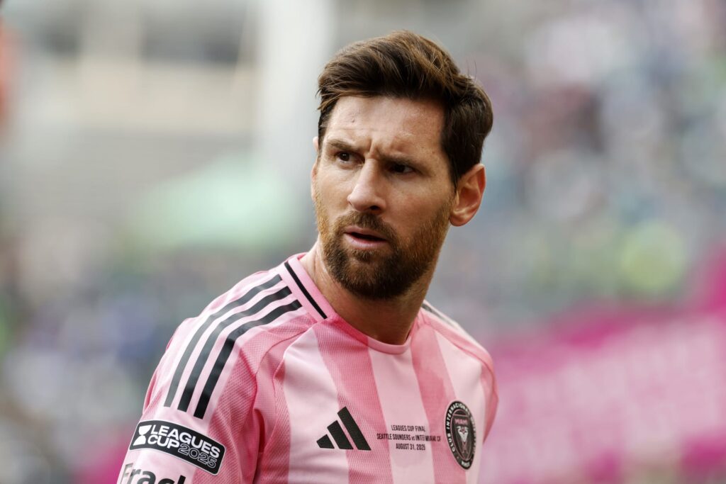 صفقة مفاجئة تهز أوروبا.. ميسي قريب من اللعب في غلطة سراي