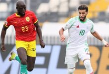 صورة “تعادل سلبي بين الجزائر وغينيا.. الفضل للدفاع والتكتيك”