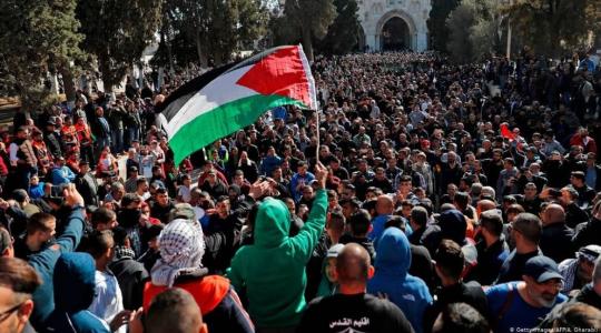 أعلام فلسطينية مرفوعة بعد خبر اغتيال أبو عبيدة