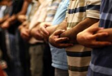 صورة “المساجد تؤدي صلاة الخسوف مع ظهور القمر الدموي”