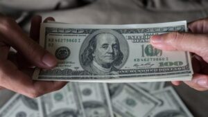 "سعر الدولار اليوم أمام الجنيه المصري.. استقرار حذر يسبق موجة جديدة"