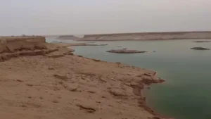 "بحيرة غامضة في 'صحراء البهنسا' بالمنيا.. السر والتحذيرات"