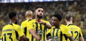 "الاتحاد يُسحق الفتح 4-2 ويعتلي صدارة الدوري السعودي"