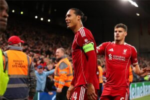 ليفربول يحسم القمة المثيرة أمام أتلتيكو مدريد بثلاثية صلاح وفان دايك