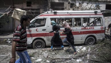 صورة “طائرات إسرائيلية تستهدف سيارات إسعاف” داخل عيادة الشيخ رضوان بغزة