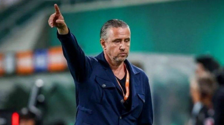 مدرب الهلال السوداني يكافئ نجومه بعد الوصول إلى دار السلام