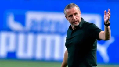 صورة مدرب الهلال السوداني يكافئ نجومه بعد الوصول إلى دار السلام