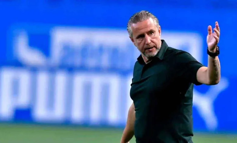 مدرب الهلال السوداني يكافئ نجومه بعد الوصول إلى دار السلام