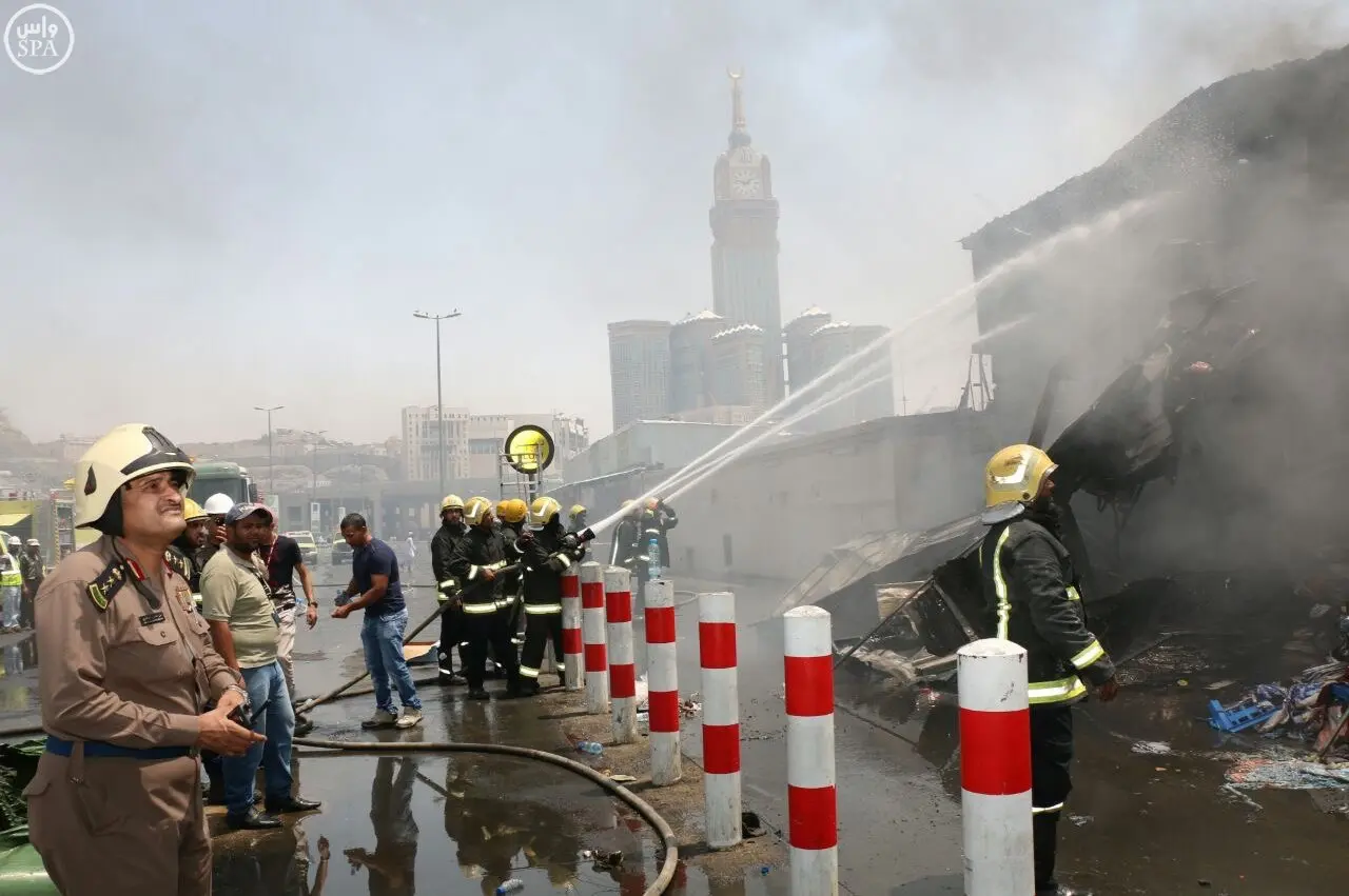 مدني الرياض يخمد حريقًا في محل تجاري بحي الروابي دون إصابات