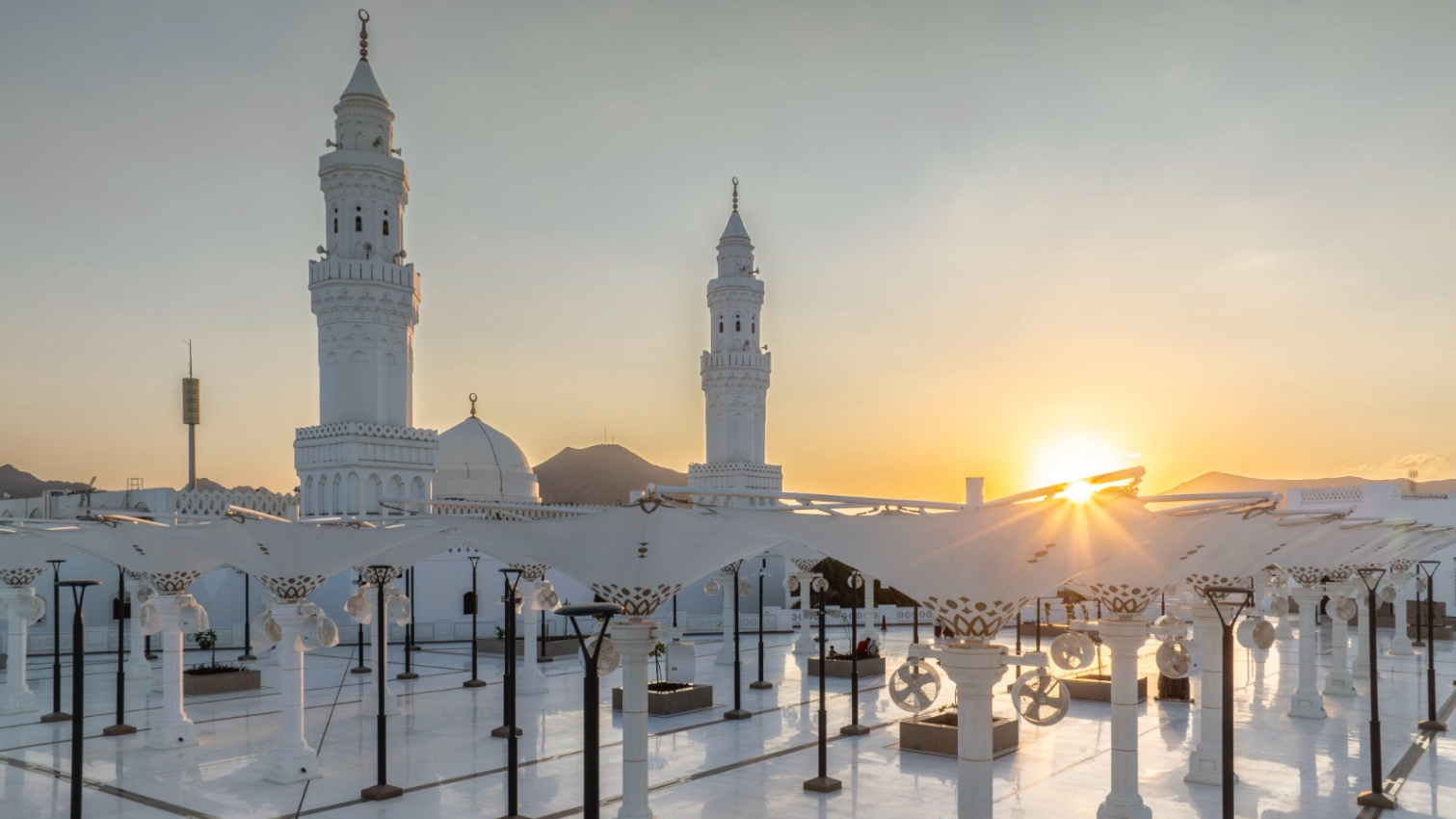خادم الحرمين الشريفين يوجّه بفتح مسجد القبلتين في المدينة المنورة على مدار 24 ساعة