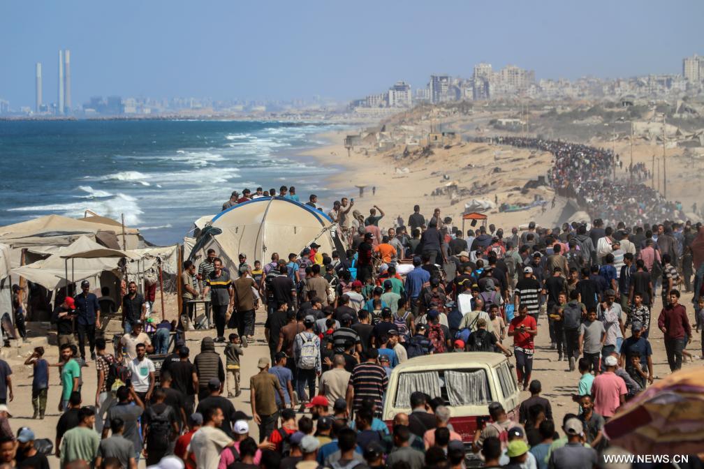 آلاف الفلسطينيين يعودون إلى منازلهم المدمّرة في غزة مع بدء الانسحاب الإسرائيلي