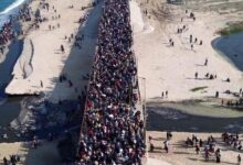 صورة آلاف الفلسطينيين يعودون إلى منازلهم المدمّرة في غزة مع بدء الانسحاب الإسرائيلي