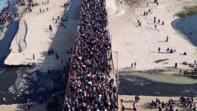صورة آلاف الفلسطينيين يعودون إلى منازلهم المدمّرة في غزة مع بدء الانسحاب الإسرائيلي
