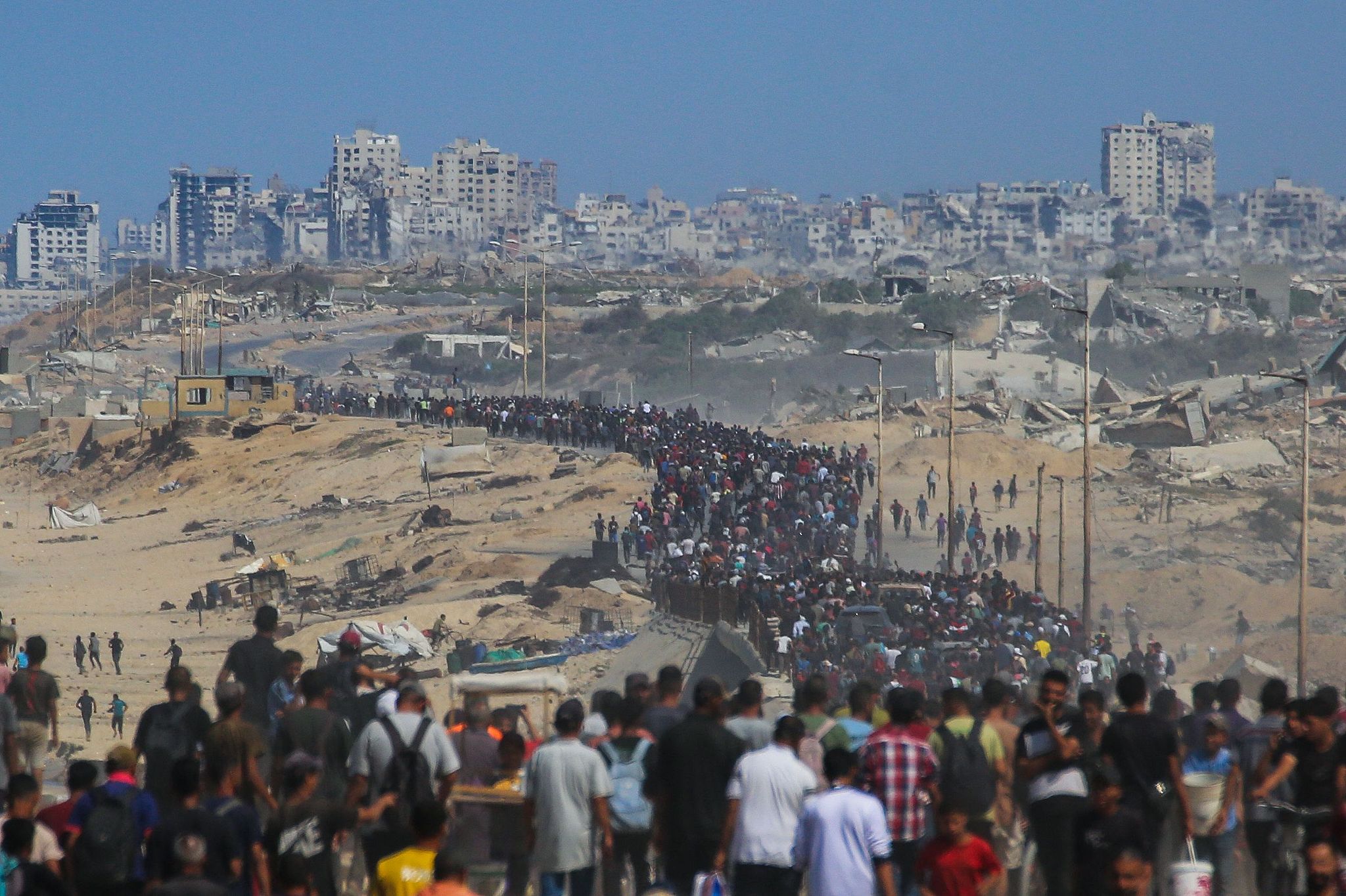 آلاف الفلسطينيين يعودون إلى منازلهم المدمّرة في غزة مع بدء الانسحاب الإسرائيلي