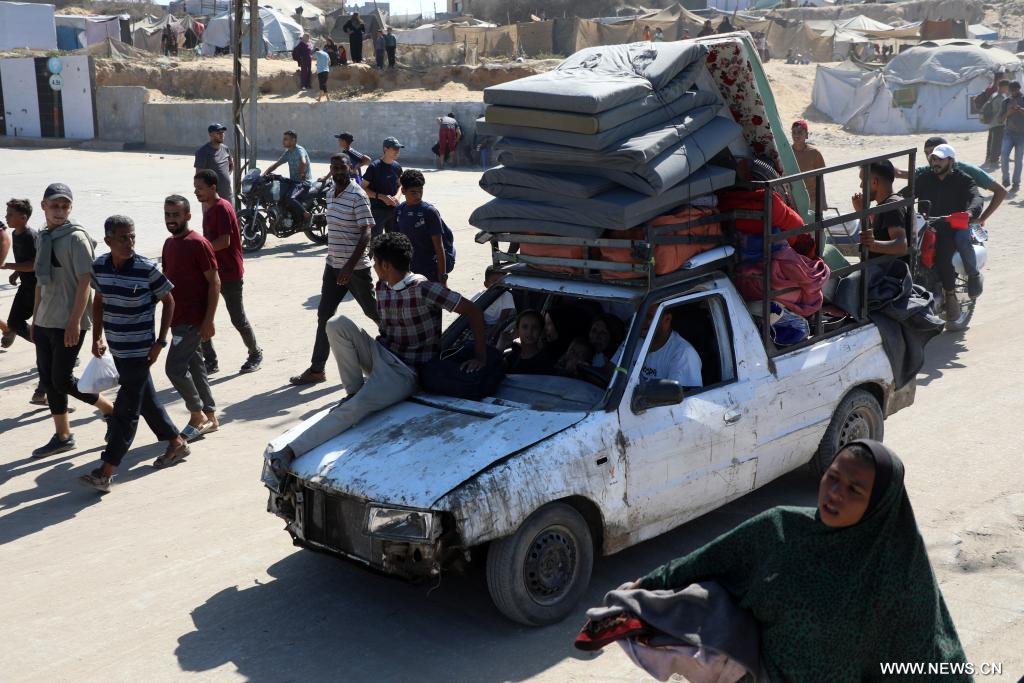 آلاف الفلسطينيين يعودون إلى منازلهم المدمّرة في غزة مع بدء الانسحاب الإسرائيلي
