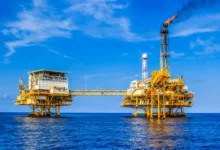 صورة أسعار النفط تواصل الصعود العالمي.. وبرنت عند 62.47 دولارًا للبرميل