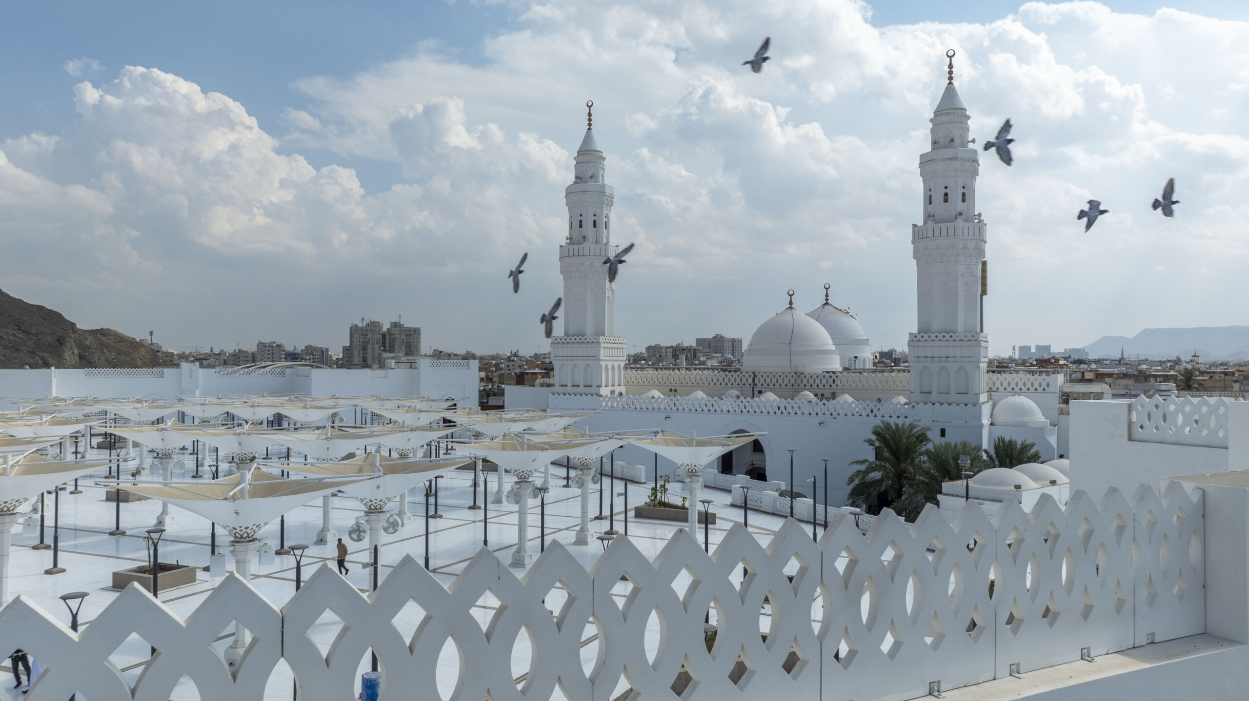 خادم الحرمين الشريفين يوجّه بفتح مسجد القبلتين في المدينة المنورة على مدار 24 ساعة