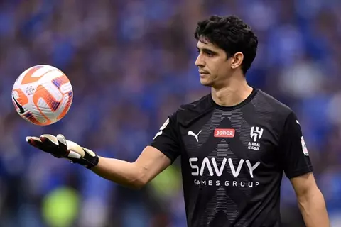 ياسين بونو.. حارس المغرب الذي خطف أضواء القارة وأعاد رسم خريطة الجوائز الإفريقية لعام 2025