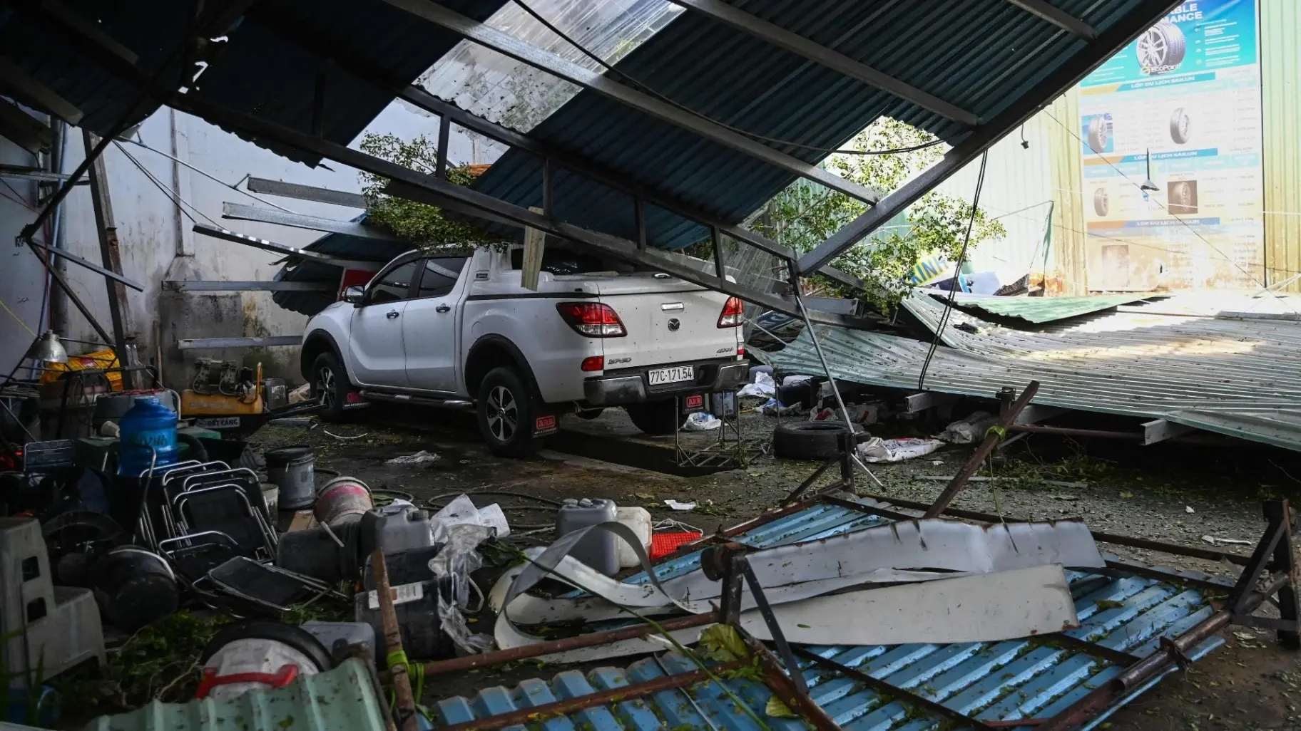 "إعصار كالمايجي يضرب فيتنام بعنف.. خسائر تفوق 296 مليون دولار ودمار واسع في جيا لاي"