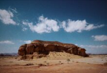 صورة ثقوب صخرية تروي التاريخ.. أسرار “التافوني” في جبل أثلب بالعلا تكشف تشكيلًا جيولوجيًا عمره آلاف السنين