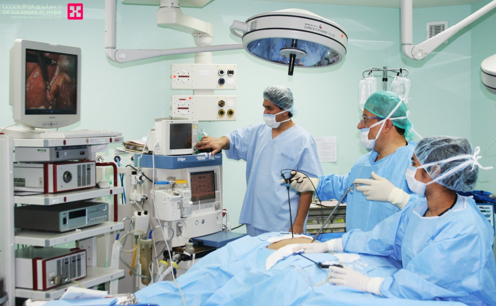 "إنجاز طبي جديد.. مستشفى سليمان الحبيب بالخبر يُعيد المشي لسبعينية بعد خمس جراحات فاشلة في العمود الفقري"