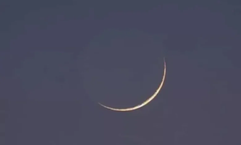 مشهد ليلي مميز: ظهور هلال جمادى الآخرة في سماء الوطن العربي