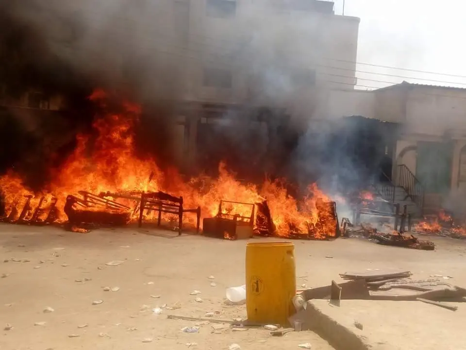 شاهد.. شجاعة مواطن تنقذ فتاة من الموت وسط ألسنة النار والدخان الكثيف في الخرج