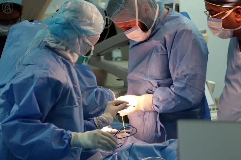 "إنجاز طبي نادر في المدينة المنورة.. قسطرة تنقذ طفلاً من ضغط دم مزمن دون جراحة"