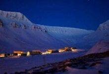 صورة ليلٌ لا ينتهي.. ظاهرة فلكية نادرة تجعل أقصى شمال ألاسكا يغرق في ظلامٍ يمتد أسابيع