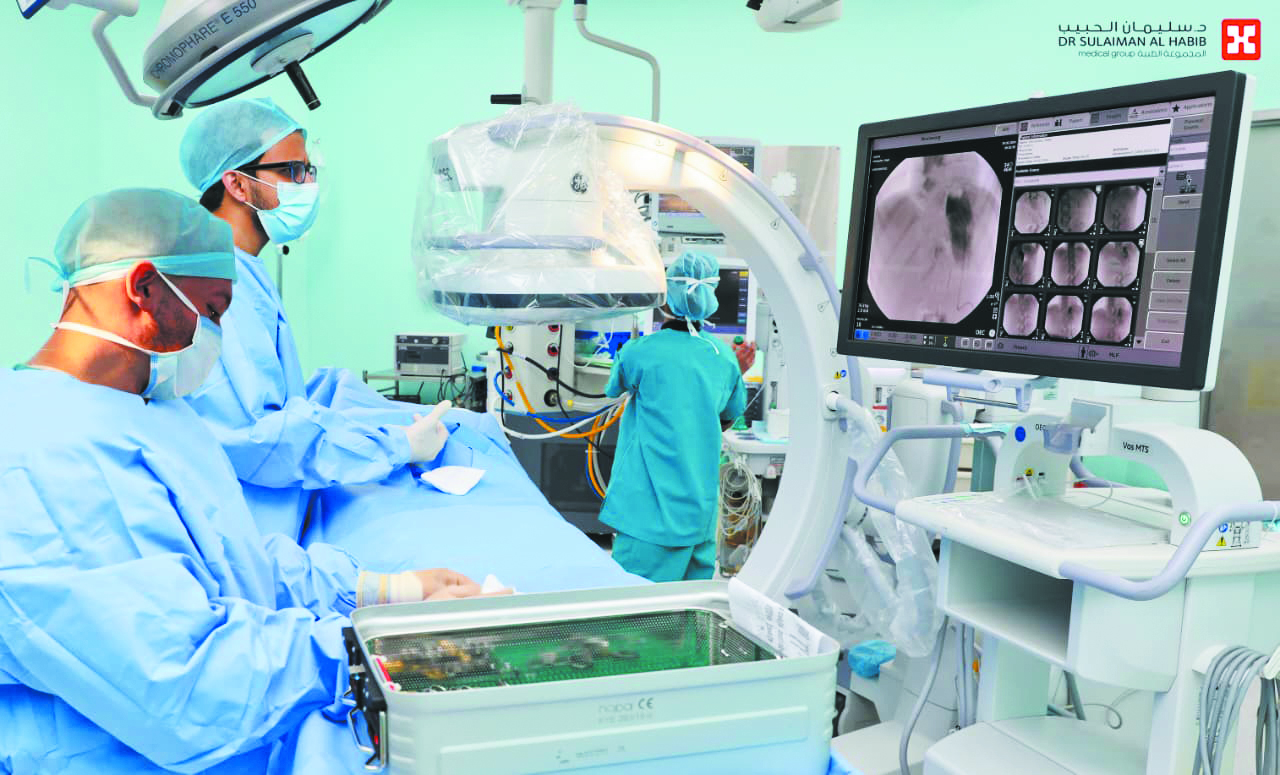 مستشفى الدكتور سليمان الحبيب بالصحافة ينقذ حياة أربعينية بعد انزلاق حلقة معدة بشكل خطير