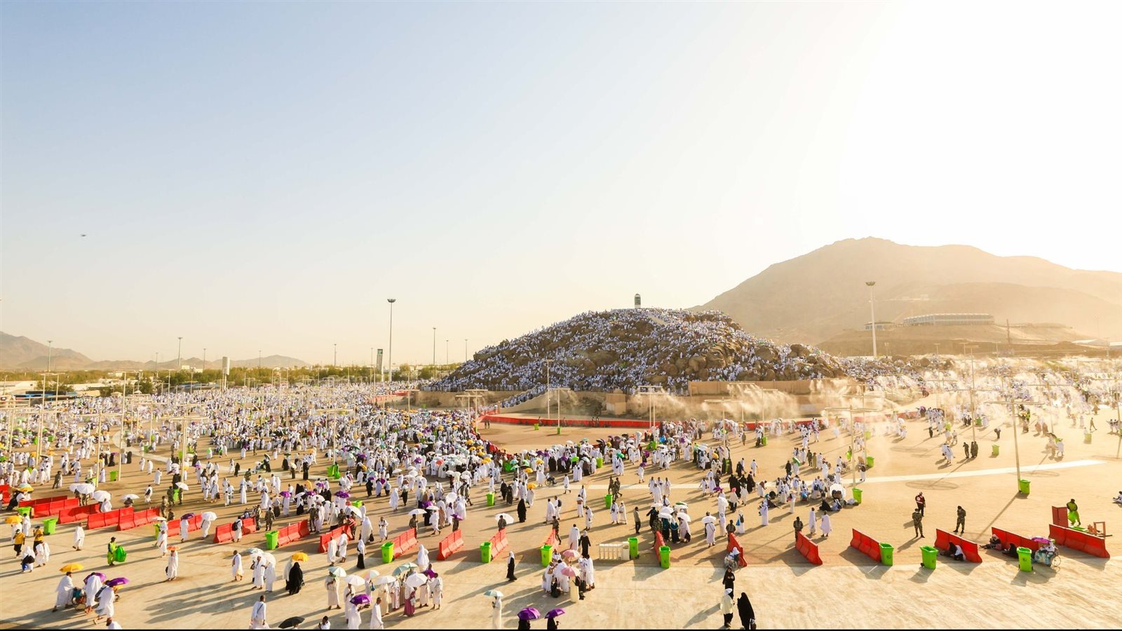 جبل الرحمة يستقطب أكثر من 10 آلاف زائر يوميًا… وجهة دينية وسياحية تتجدد على مدار العام