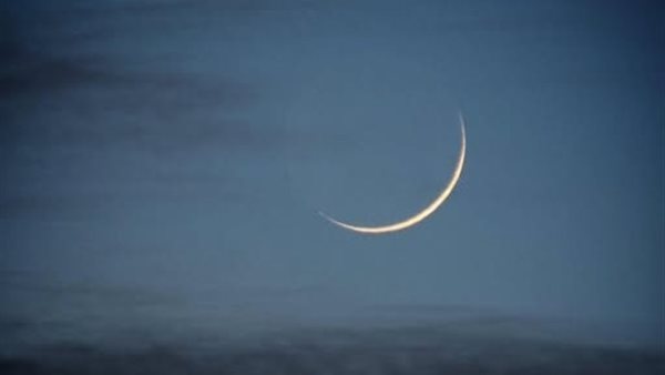 مشهد ليلي مميز: ظهور هلال جمادى الآخرة في سماء الوطن العربي