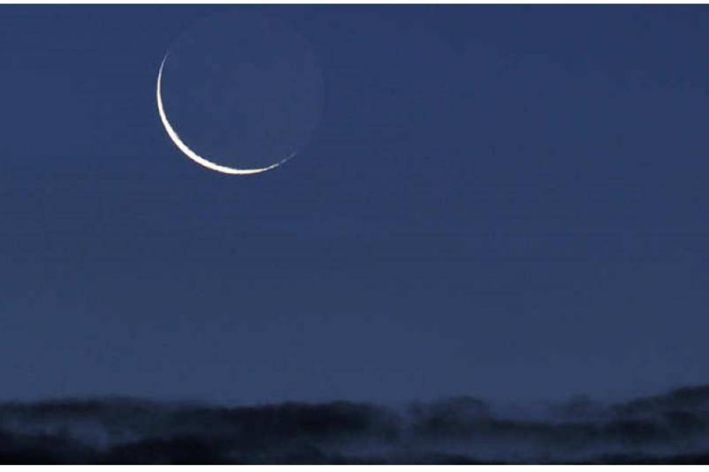 مشهد ليلي مميز: ظهور هلال جمادى الآخرة في سماء الوطن العربي
