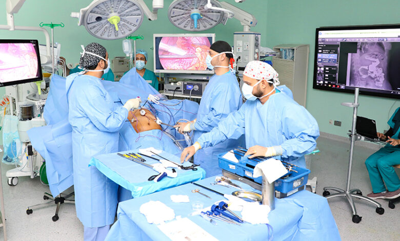 "إنجاز طبي جديد.. مستشفى سليمان الحبيب بالخبر يُعيد المشي لسبعينية بعد خمس جراحات فاشلة في العمود الفقري"