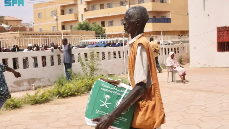 مركز الملك سلمان يوزّع 1200 سلة غذائية للنازحين في "السوكي" السودانية ضمن المرحلة الثالثة لدعم الأمن الغذائي