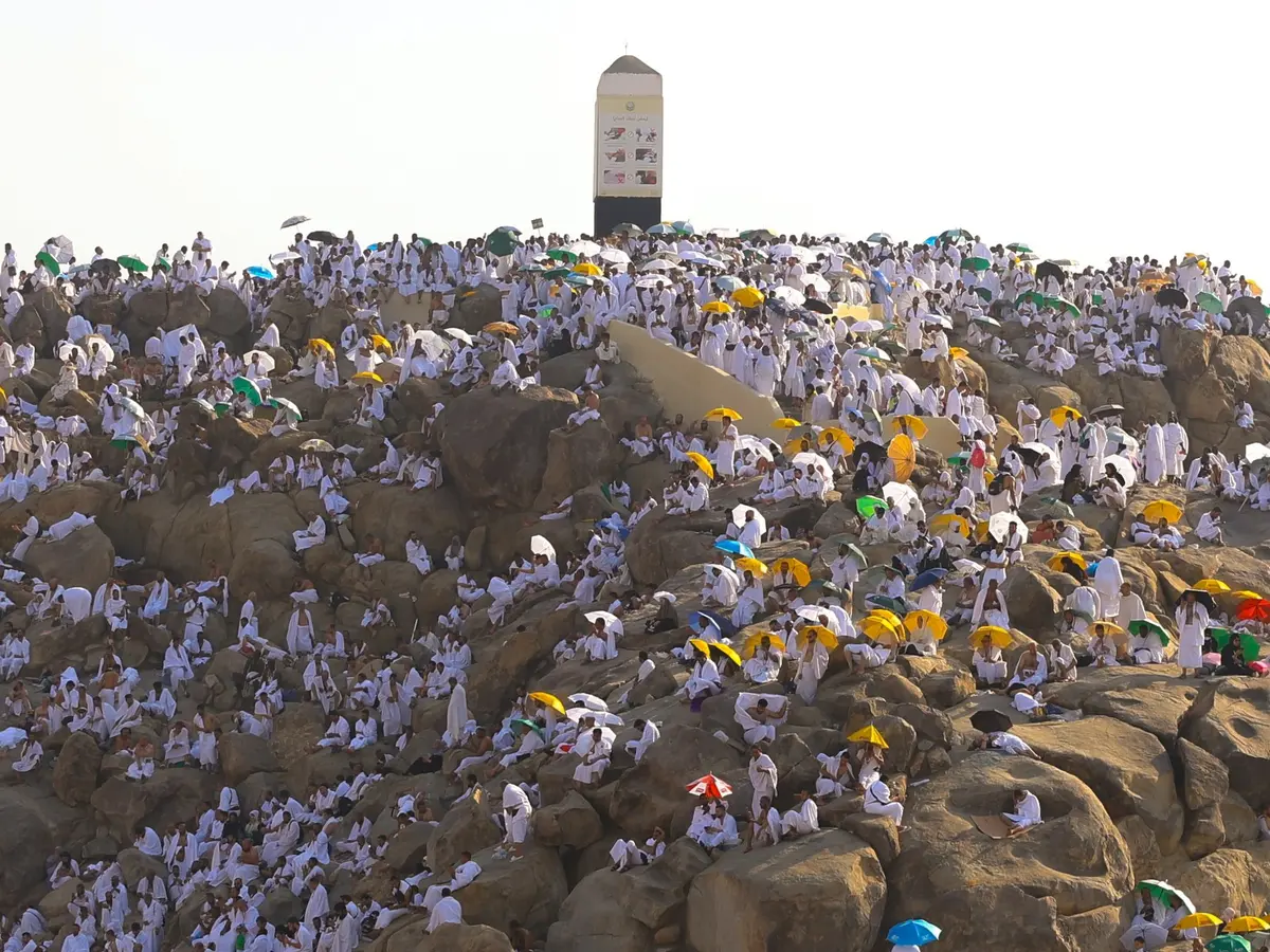 جبل الرحمة يستقطب أكثر من 10 آلاف زائر يوميًا… وجهة دينية وسياحية تتجدد على مدار العام
