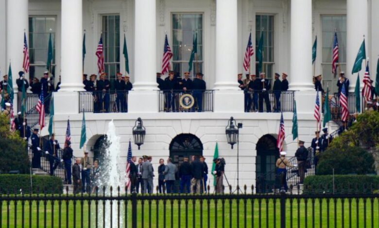 «رسالة قوة وتحالف».. الأعلام السعودية تزين البيت الأبيض قبل وصول ولي العهد