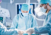 صورة عملية دقيقة تنقذ حياة مريض أربعيني بعد نزيف دماغي حاد في مستشفى الدرعية