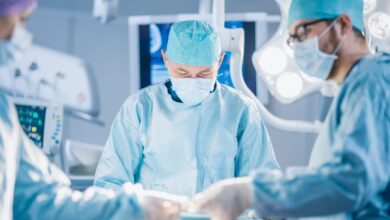 صورة عملية دقيقة تنقذ حياة مريض أربعيني بعد نزيف دماغي حاد في مستشفى الدرعية