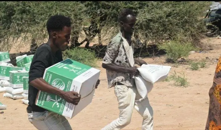 مركز الملك سلمان يوزّع 1200 سلة غذائية للنازحين في "السوكي" السودانية ضمن المرحلة الثالثة لدعم الأمن الغذائي