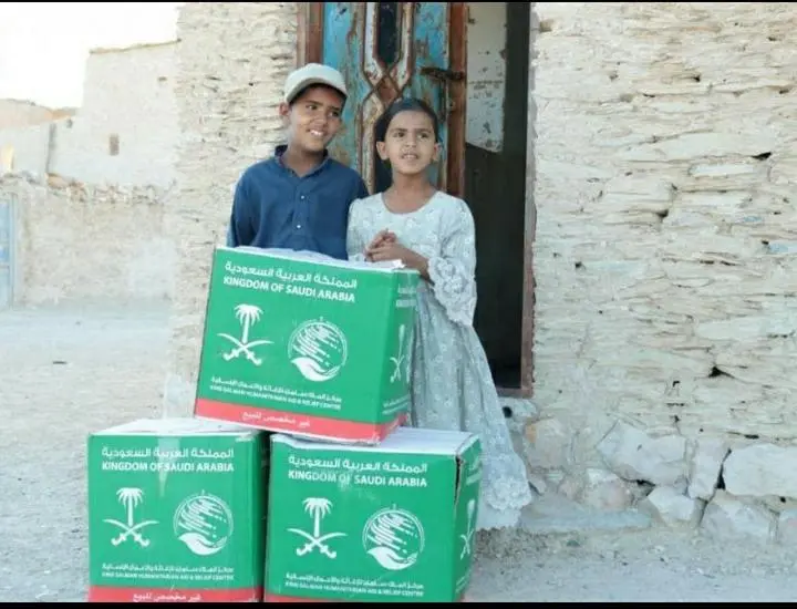 مركز الملك سلمان يوزّع 1200 سلة غذائية للنازحين في "السوكي" السودانية ضمن المرحلة الثالثة لدعم الأمن الغذائي