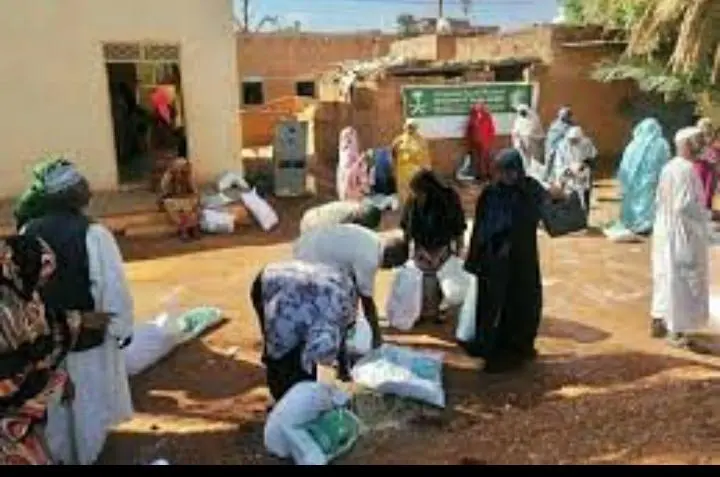 مركز الملك سلمان يوزّع 1200 سلة غذائية للنازحين في "السوكي" السودانية ضمن المرحلة الثالثة لدعم الأمن الغذائي